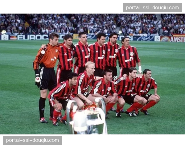 特写瞬间：勒沃库森球员赛后集体走向客队看台，感谢远道而来的球迷