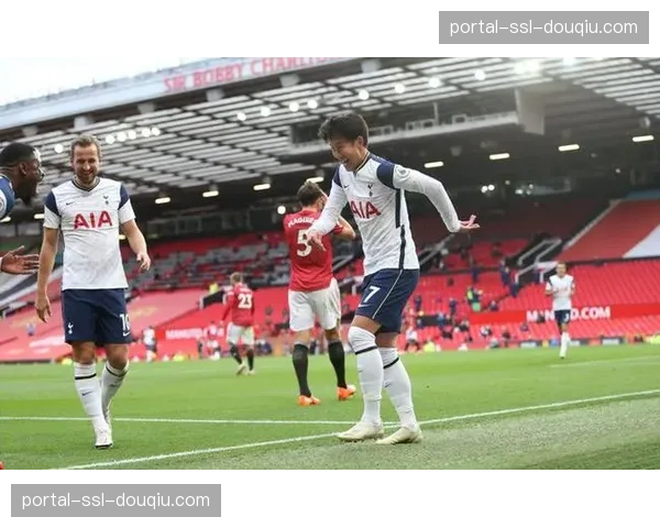 “聚焦瞬间：孙兴慜主罚直接任意球击中横梁，热刺错失扳平良机”