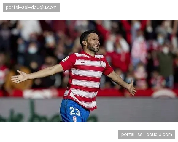 比利亚雷亚尔4-2格拉纳达,莫雷诺上演帽子戏法 比利亚雷亚尔4-2格拉纳达,莫雷诺上演帽子戏法